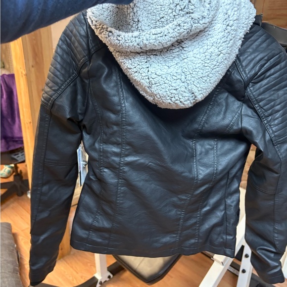 YMI Women's Black Jacket with Sherpa Lining - Picture 7 of 9